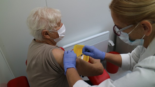 Bytomska "czwórka" szczepi darmowo na grypę. Punkt dla mieszkańców już działa