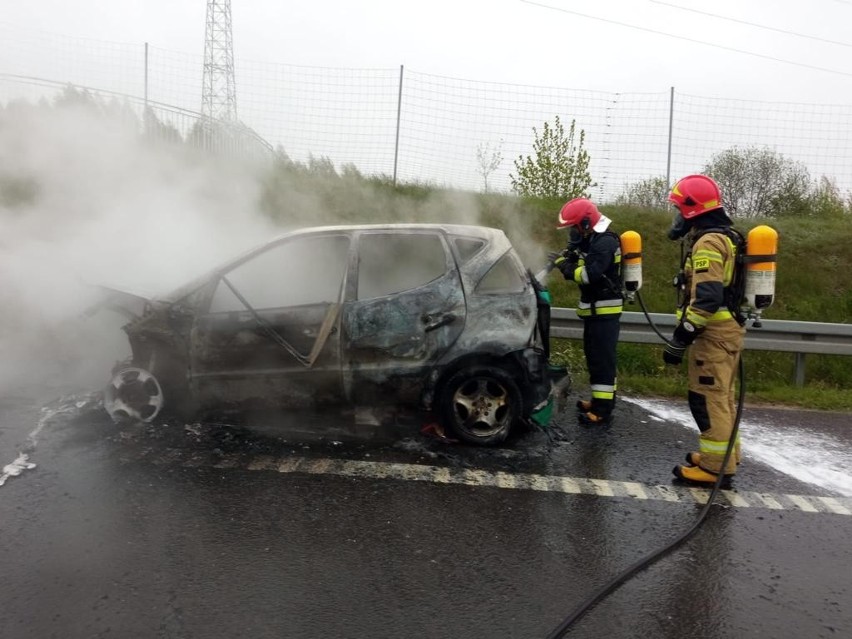 Pożar osobowego mercedesa na S7 w Kajetanowie.
