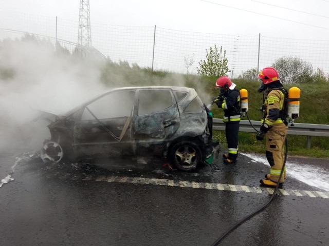 Pożar osobowego mercedesa na S7 w Kajetanowie.