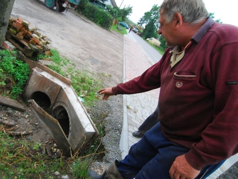 Janusz Przyłucki pokazuje jego zdaniem źle wykonany...