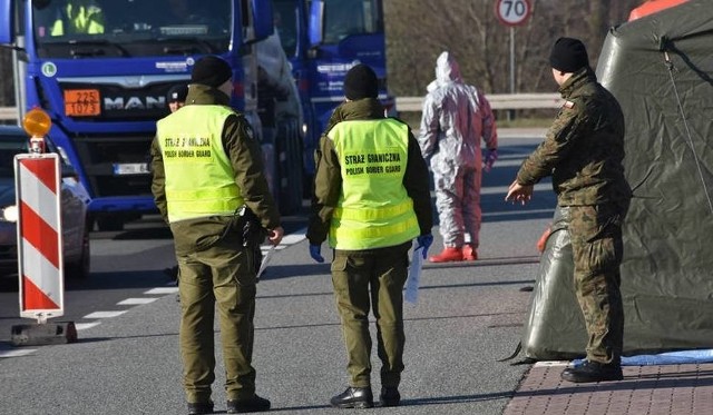 Kontrolą na granicach prowadzi Straż Graniczna przy wsparciu straży pożarnej, policji i wojska