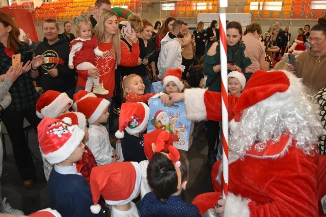 To był radosny dzień dla przedszkolaków ze Starej Kiszewy. Prezenty wręczało im aż pięciu Mikołajów.