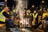 Nocne obozowisko protestujących rolników w Lubiczu Dolnym pod Toruniem. Mamy zdjęcia