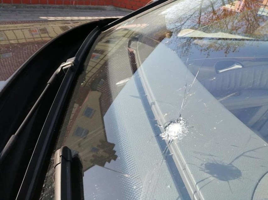 Pracownik firmy kurierskiej, zamiast doręczyć przesyłkę, ostrzelał samochód klienta! (ZDJĘCIA)