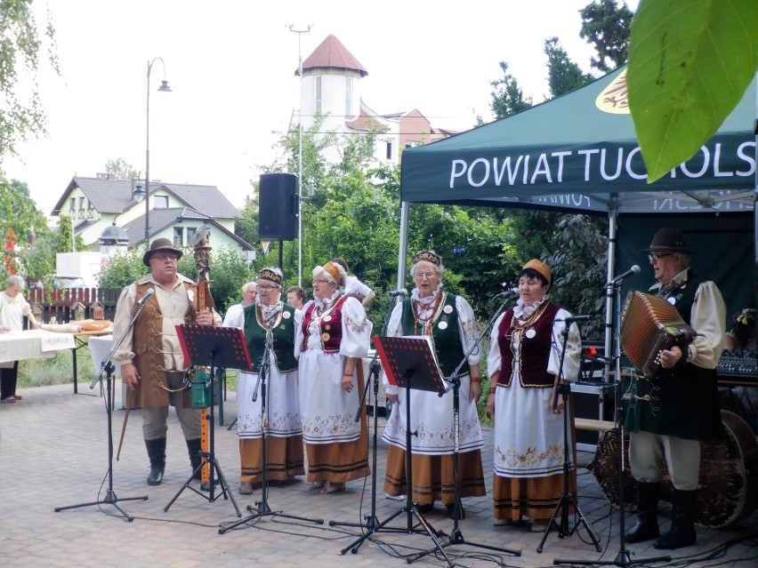 Występy zespołów folklorystycznych podczas Jarmarku...