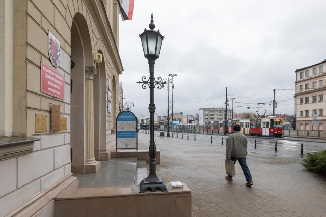 Tak prezentuje się nowa, stylizowana lampa, która ozdobiła wejście do Kujawsko-Pomorskiego Centrum Edukacji Nauczycieli w Bydgoszczy.