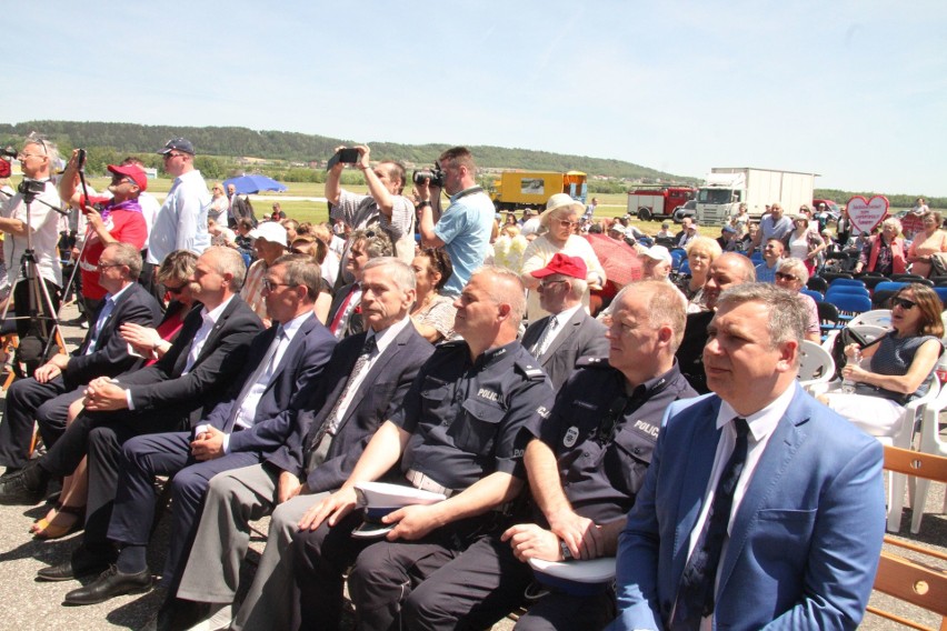 Tłum wiernych na mszy świętej na lotnisku w Masłowie