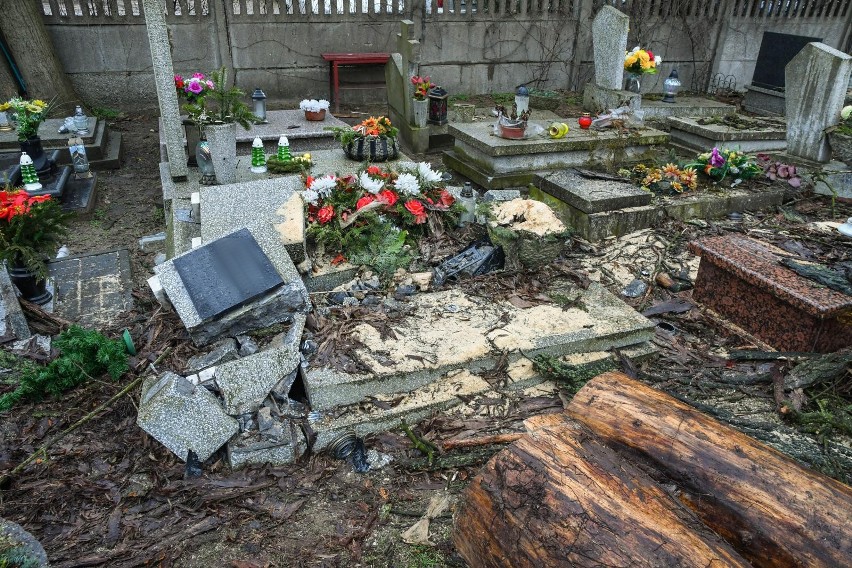 Wichura powaliła drzewo na cmentarzu w Bydgoszczy. Zniszczone nagrobki [zdjęcia]