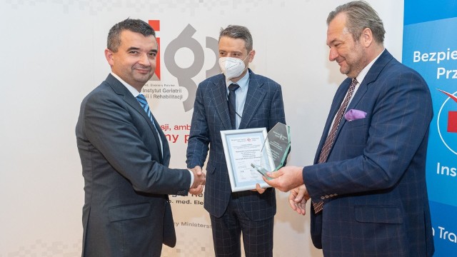Damian Sendrowski, koordynator oddziału kardiologicznego słupskiego szpitala (z lewej) odbiera nagrodę w konkursie &quot;Bezpieczny Szpital Przyszłości Inspiracje 2020&quot;