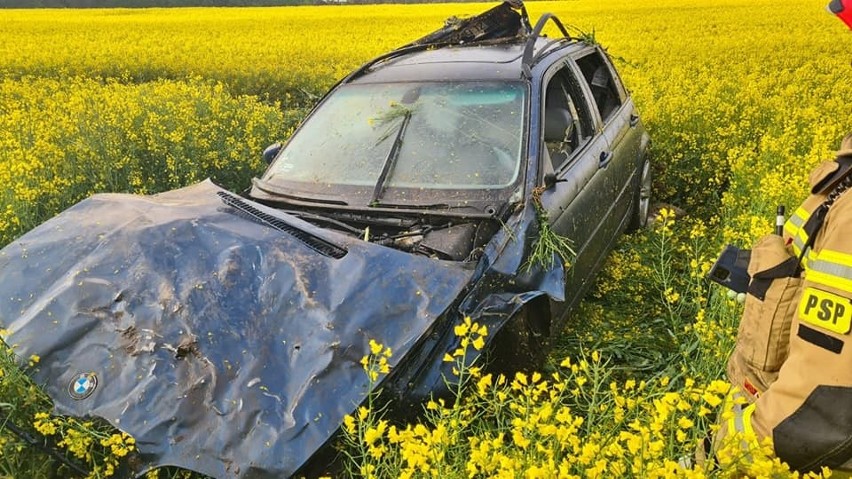 Śmiertelny wypadek w Starogardzie Łobeskim, niedaleko Reska. Na miejscu zginął młody mężczyzna. Auto znaleziono w polu rzepaku