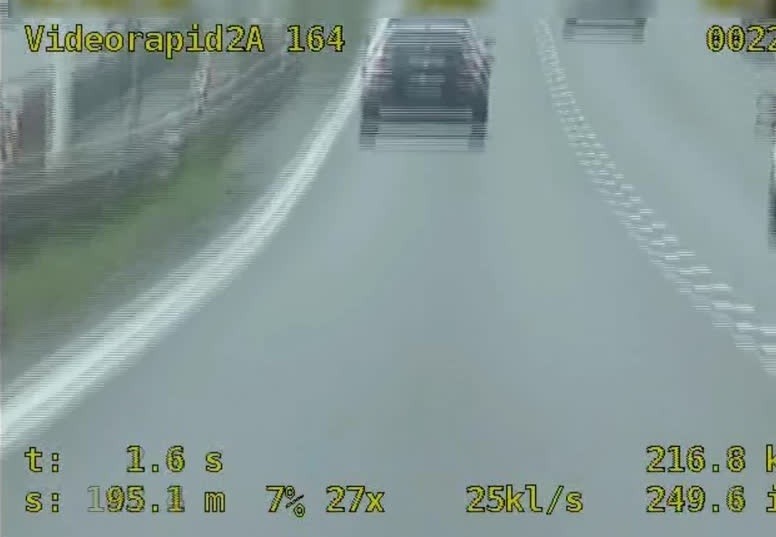 Szalona jazda na AOW. Kierowca skody pędził 216 km/h [FILM]