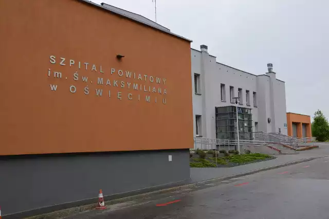 W związku z nasilającą się falą pandemii koronawirusa, wiele szpitali wznawia działalność oddziałów covidowych. Wśród nich Szpital Powiatowy w Oświęcimiu.
