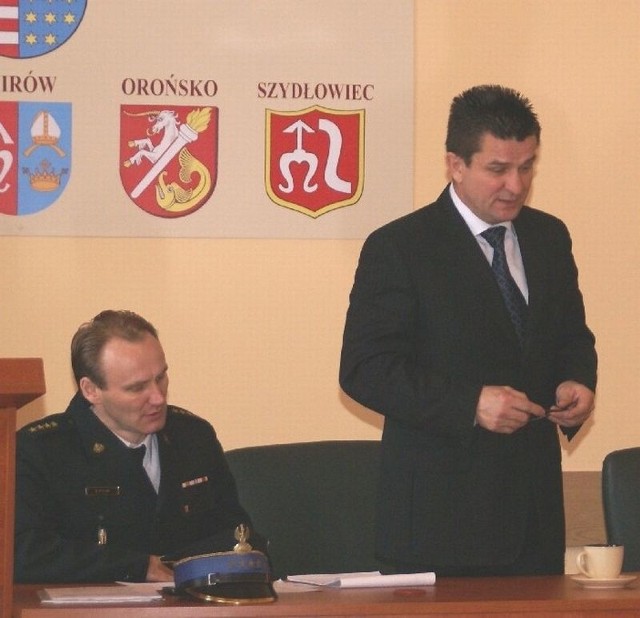 W spotkaniu uczestniczyli między innymi starosta Włodzimierz Górlicki (z prawej) i komendant szydłowieckiej straży Dariusz Pytlak.
