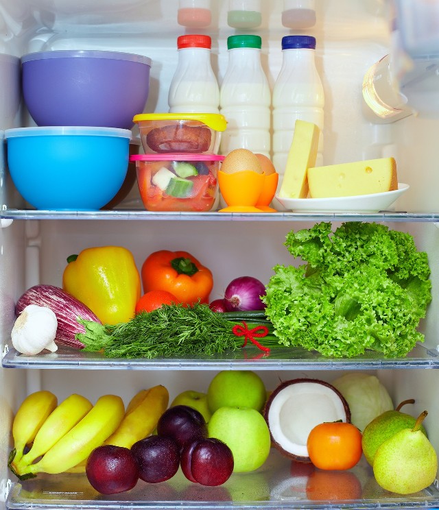 Gotową żywność można przetrzymać w lodówce nie dłużej niż 2-3 dni, warzywa i owoce najlepiej przechowywać na dolnych półkach