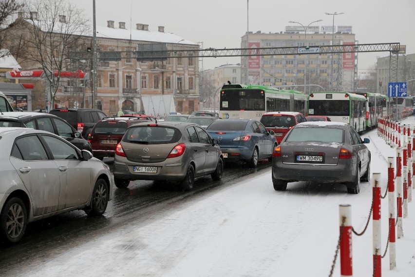 Gigantyczne korki w Białymstoku. "Autobusy opóźnione, piaskarek nie ma" skarżą się internauci