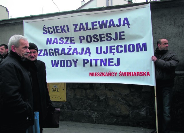 Styczeń 2011 r. Mieszkańcy Świniarska domagają się pod sądem wszczęcia działań prokuratury.