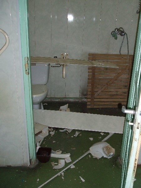 Tak wyglądała zakładowa toaleta po wizycie 35-latka.