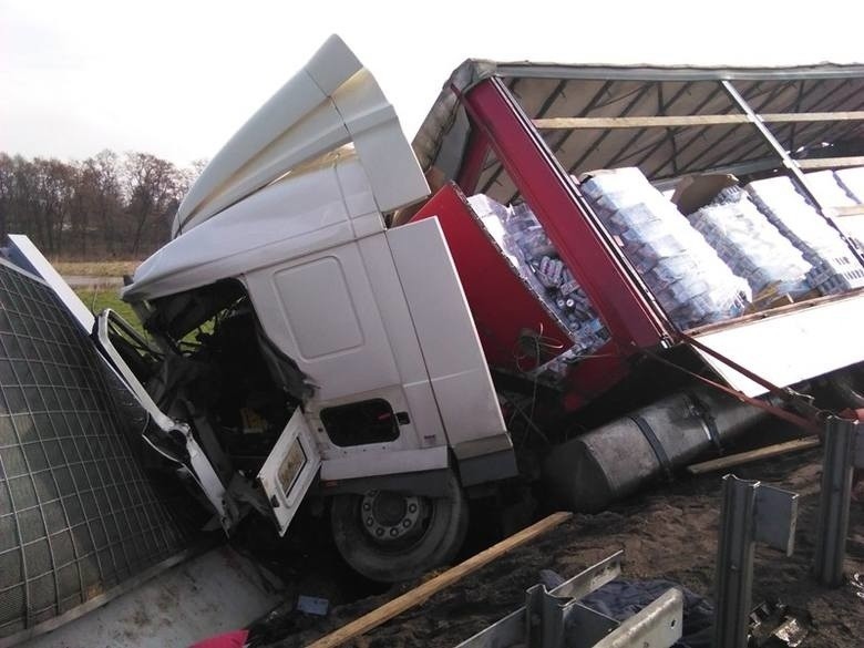 Bochnia. Wypadek ciężarówki z piwem na autostradzie A4. Kierowca był pijany [ZDJĘCIA, WIDEO]