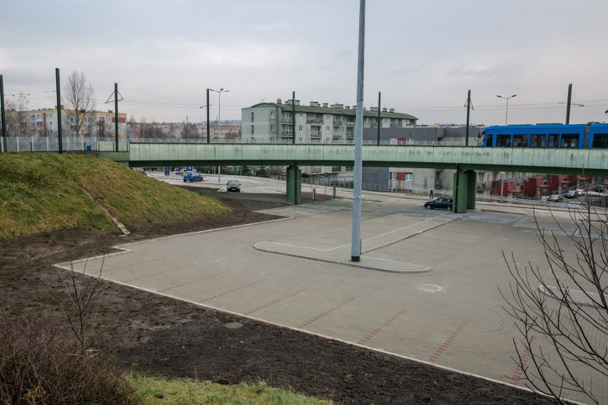 Parking park&ride w Kurdwanowie otwarto przed świętami. Na...