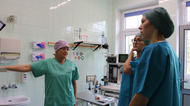Anna Milczarek, kierownik bloku operacyjnego oprowadza maturzystki po szpitalu w Drezdenku
