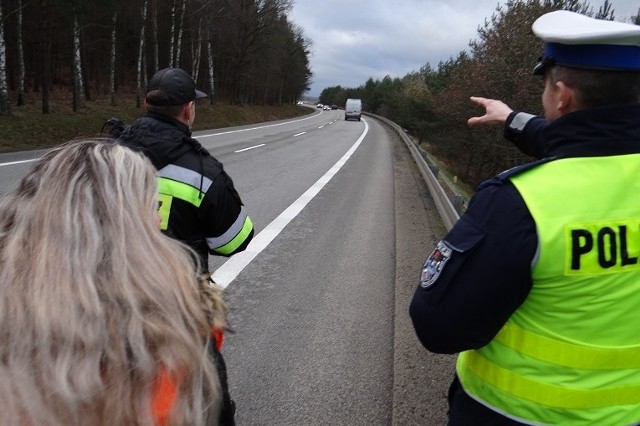 Na drodze krajowej nr 6 w Lęborku i Leśnicach spotkali się przedstawiciele służb odpowiedzialnych za bezpieczeństwo w ruchu drogowym. Specjalna komisja, złożona z funkcjonariusza policji, straży pożarnej i przedstawicielki Generalnej Dyrekcji Dróg Krajowych i Autostrad, badała miejsce wypadków, w których w pierwszy weekend roku tragicznie zginęły cztery osoby, a pięć zostało rannych. Wkrótce pojawią się tu nowe znaki.