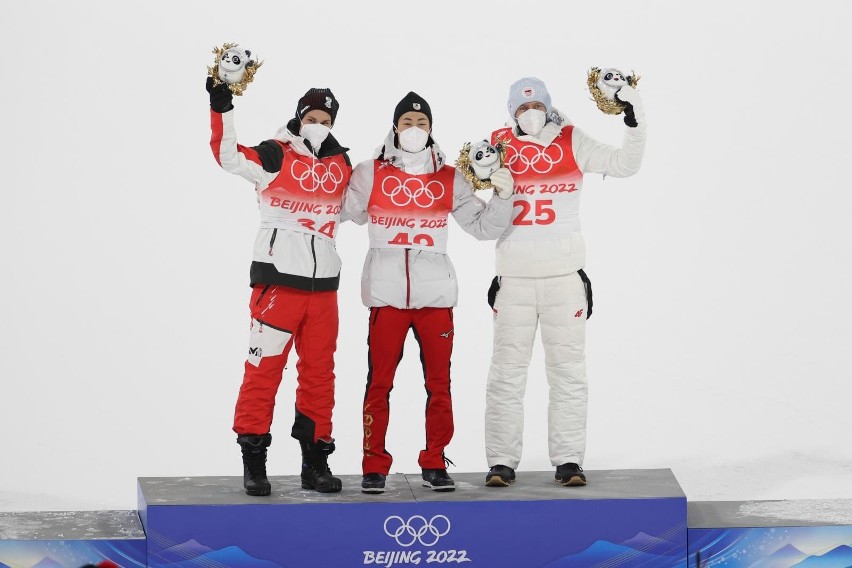 Dawid Kubacki (z prawej) na podium podczas ceremonii...