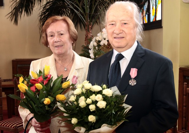 Sześć par odebrało w środę medale "Za długoletnie pożycie małżeńskie". Są to: Krystyna i Tadeusz Rauchfleiszowie, którzy obchodzili jubileusz 60-lecia pożycia małżeńskiego oraz obchodzący Złote Gody: Bogumiła i Ryszard Wojtaszkowie, Teresa i Ryszard Oponiowie, Janina i Kazimierz Decowie, Teresa i Jan Gajosowie oraz Jadwiga i Paweł Machtylscy. Jubilatów zaproszono w środę do Urzędu Stanu Cywilnego w Grudziądzu, gdzie odebrali medale "Za długoletnie pożycie małżeńskie". Medale nadał Prezydent RP, a wręczył Maciej Glamowski, prezydent Grudziądza. Gratulowała Katarzyna Bozińska, kierownik USC. Na zdjęciach brakuje pani Janiny Dec, która nie mogła dotrzeć na uroczystość. 