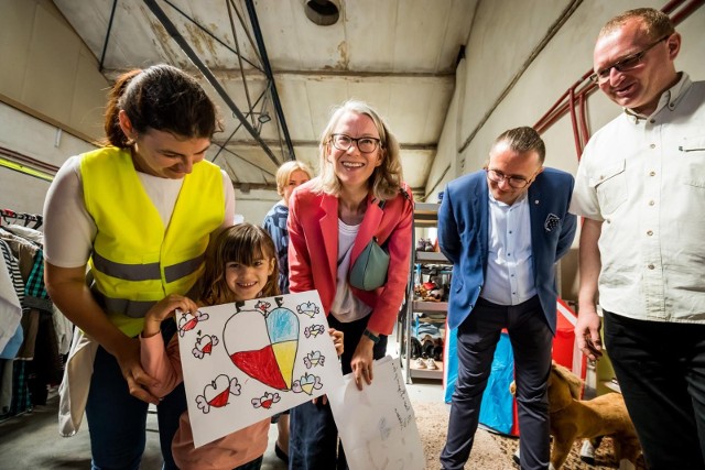 W tym tygodniu podczas wizyty w Bydgoszczy punkt przekazywania darów "Bydgoszcz Ukrainie" przy ul. Grunwaldzkiej odwiedziła Anna Clunes, ambasador Wielkiej Brytanii.
