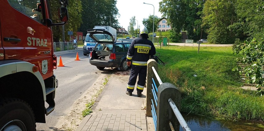 Kolizja w Dębnicy Kaszubskiej. 55-latek stracił panowanie nad autem i uderzył w barierki