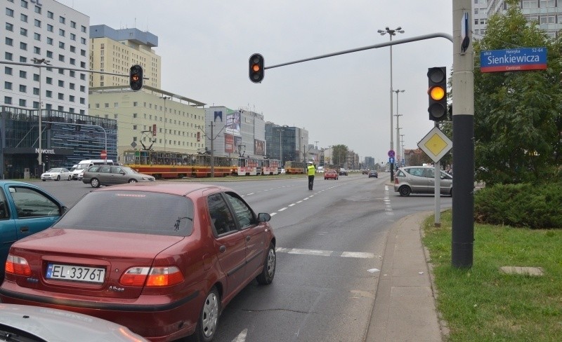Korki na skrzyżowaniu Sienkiewicza Piłsudskiego! Czy policja powinna kierować ruchem? [zdjęcia]