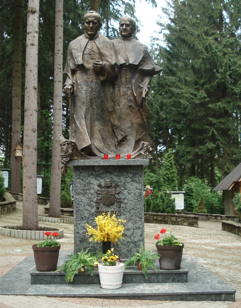 Pomnik Jana Pawla II w parku fatimskim w Sanktuarium Matki...