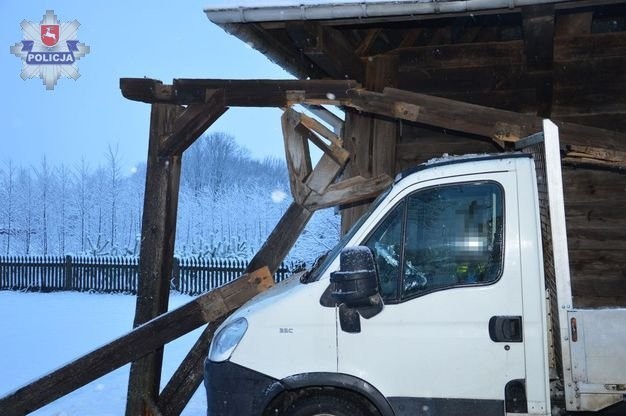 Kodeniec: Policyjny pościg za skradzionym samochodem. Samochód uderzył w dzwonnicę