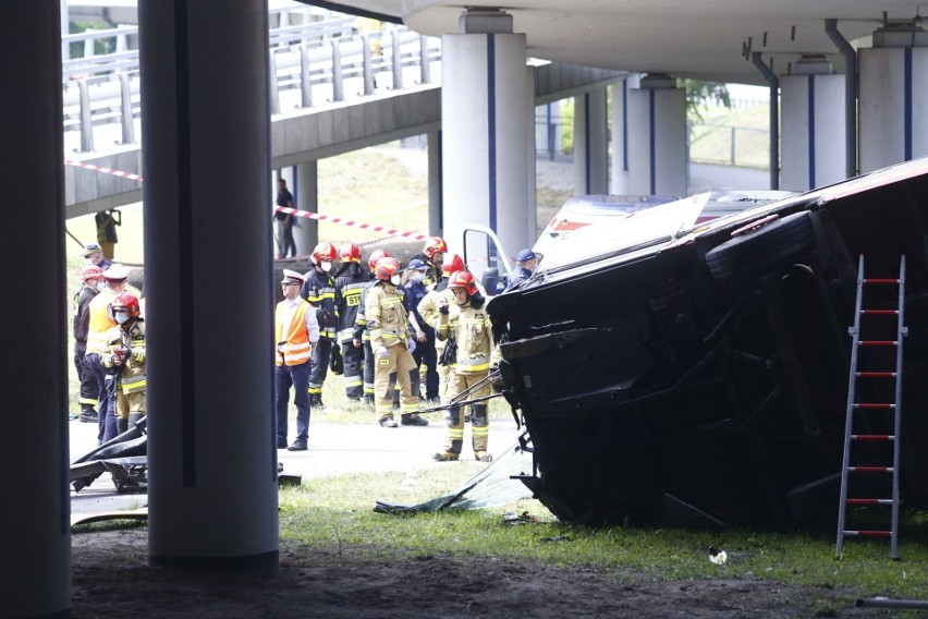 Wypadek autobusu w Warszawie. Spadł z wiaduktu...