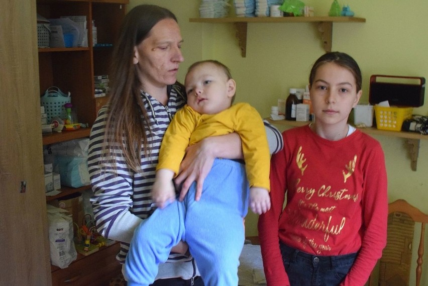 Pani Sylwia z Brzezin w gminie Morawica ma czwórkę ciężko chorych dzieci. Błaga o pomoc w opiece nad nimi i remoncie domu [WIDEO, ZDJĘCIA]
