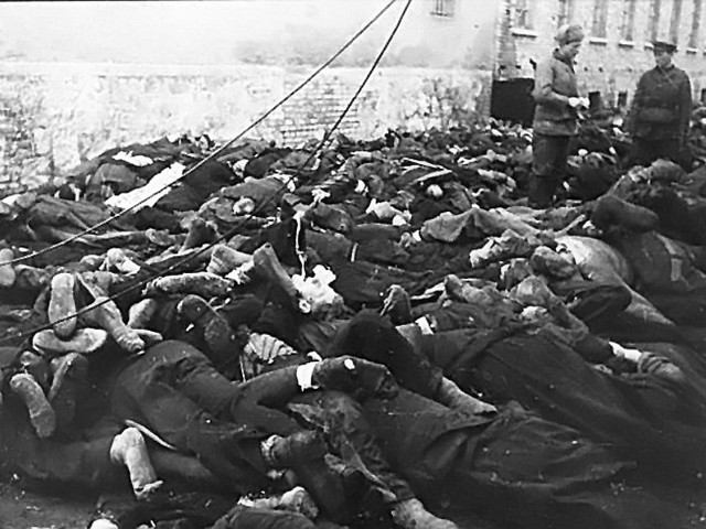 Dziedziniec usłany ciałami więźniów - taki widok ujrzeli radzieccy żołnierze 2 lutego 1945 w Sonnenburgu.