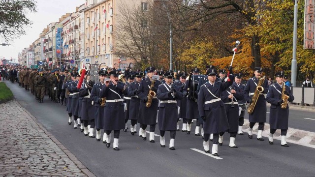 W Koszalinie trwają uroczystości związane z Dniem Niepodległości. W południe w centrum miasta zorganizowano wojskową defiladę. Przy pomniku marszałka Piłsudskiego złożone zostały kwiaty.O godz. 16 w Koszalińskiej Bibliotece Publicznej będzie można posłuchać pieśni patriotycznych i dołączyć do śpiewających. O godz. 19 zapłoną Ptaki Hasiora.