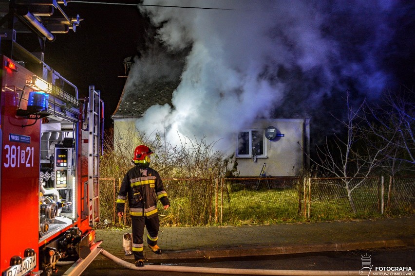 Pożar domu w Tarnobrzegu. Cztery zastępy straży pożarnej zadysponowane do działań ratowniczo-gaśniczych