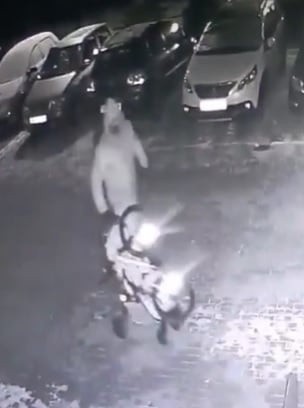 Przasnysz. Ukradł wózek i rower dziecięcy, szuka go policja. Do kradzieży doszło pod koniec grudnia 2021. Zdjęcia, wideo