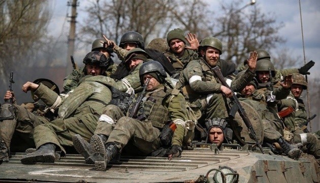 Możliwe, że Rosjanie podszywający się pod broniących się żołnierzy będą przeprowadzać prowokacyjne działania w celu skompromitowania i ostrzelania ukraińskiego wojska - alarmują służby specjalne Ukrainy