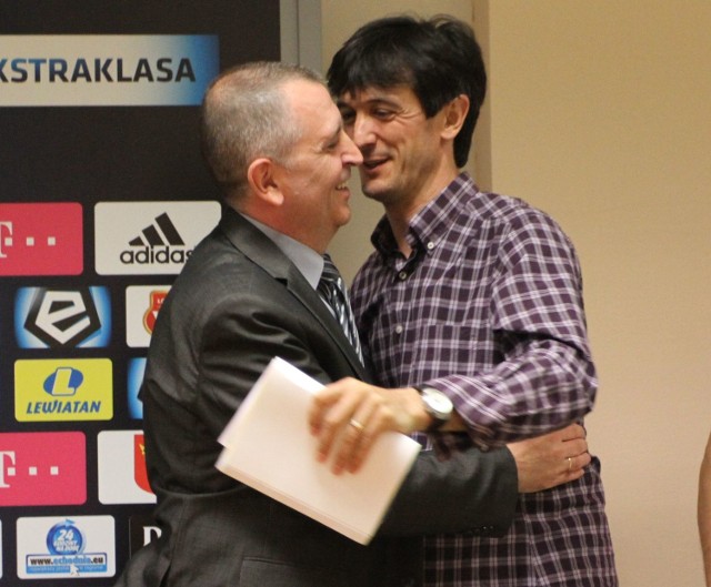 Prezes Korony Marek Paprocki (z lewej) i trener Jose Rojo Martin Pacheta w poniedziałek oficjalnie się pożegnali.