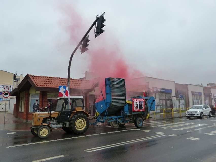 Protest rolników w Chojnicach. Pokazali swoją siłę na ulicy i odwiedzili posła Mrówczyńskiego. Wręczyli mu buraki i kapustę