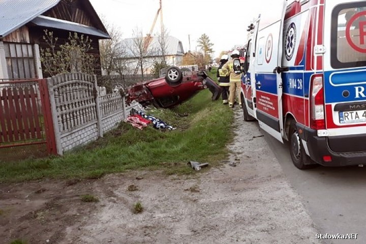 W Bojanowie seat toledo uderzył w płot posesji i dachował. Dwie osoby zostały ranne! (ZDJĘCIA)