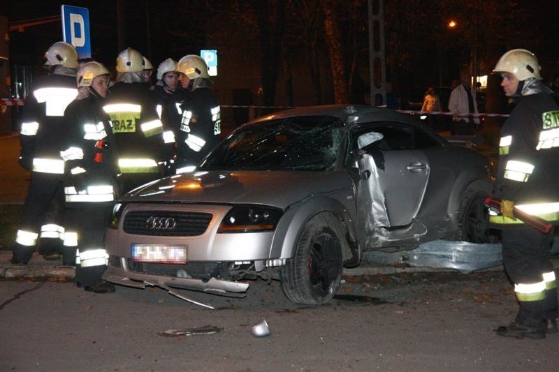 Kierowca Audi TT skosil slup energetyczny na Budowlanych w...