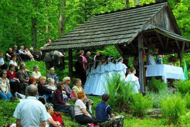 Msza święta tradycyjne odprawiana była na polowym ołtarzu na zboczu Witosławskiej Góry.
