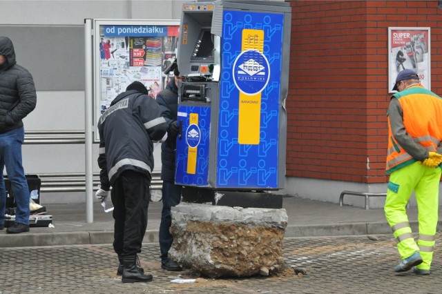 Ktoś próbował okraść bankomat poprzez jego detonację.