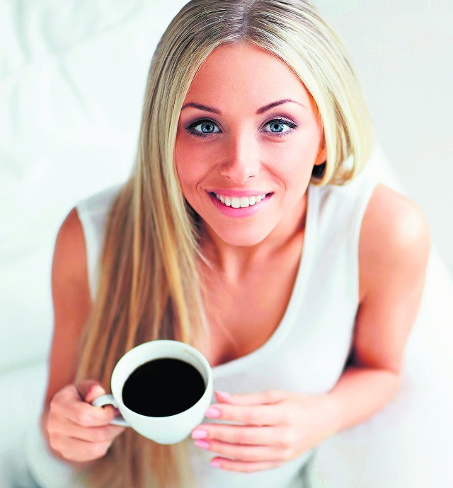 Nadmiar kofeiny z kawy, czekolady lub napojów energetycznych może upośledzić wchłanianie witaminy D. To z kolei zaszkodzi naszemu organizmowi