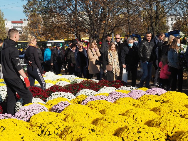 Już około niedzielnego południa w okolicach cmentarzy zrobiło się tłoczno...