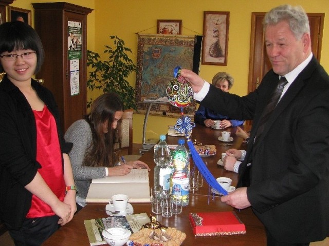 Dyrektor Zespołu Szkół nr 1 w Wyszkowie Marian Popławski dostał prezent od Lani z Chin