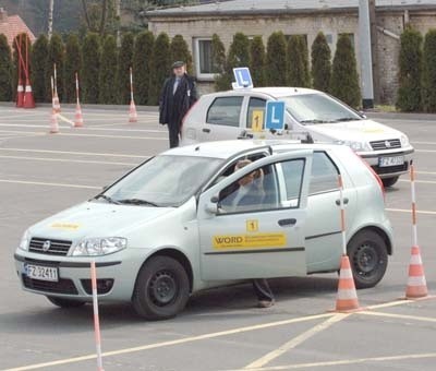 Cofając trzeba korzystać z lusterka, ale też patrzeć do tyłu ,,przez ramię&#8217;&#8217;.