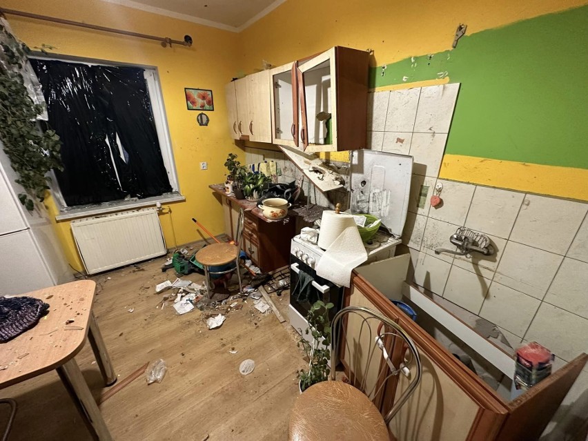 Kuchnia w domu w Siecieborzycach po wybuchu, przed remontem